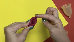 menstruatiecup vouwen met de Halve-diamant-vouw 