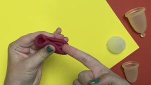 menstruatiecup vouwen met de Labia-vouw